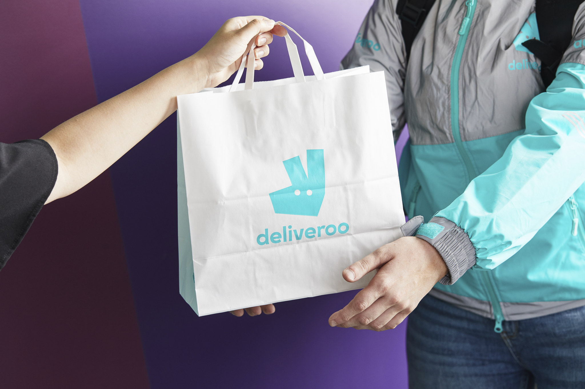 Компании занимающиеся акциями. Курьер Deliveroo. Deliveroo Bag. Deliveroo Singapore. Deliveroo logo.